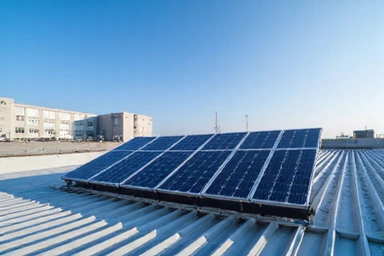 Pannelli solari su un edificio moderno
